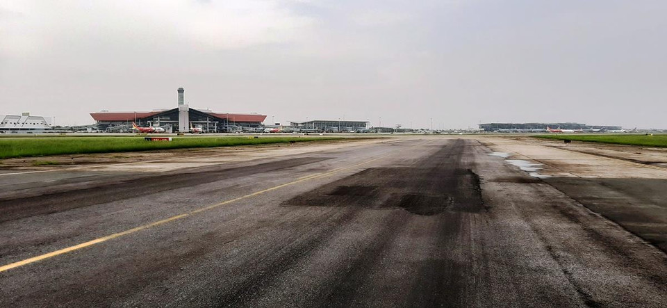 Dù đã được sửa chữa liên tục nhưng đến nay đường lăn tiếp tục bị hư hỏng trở lại do nền yếu và phùi bùn lên trên bề mặt. (Ảnh: Việt Hùng/Vietnam+)
