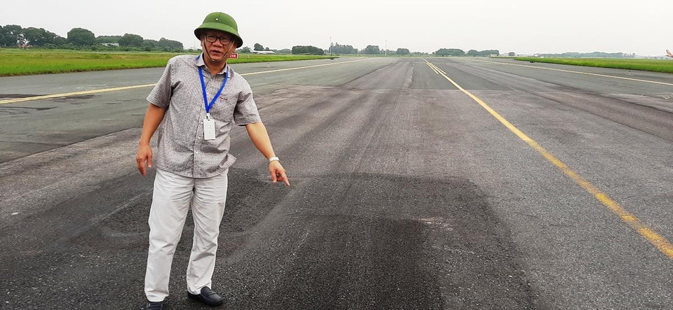 Những thảm chiếu bêtông phân chia thành từng ô vuông chứng tỏ việc sửa chữa chắp vá. (Ảnh: Việt Hùng/Vietnam+)