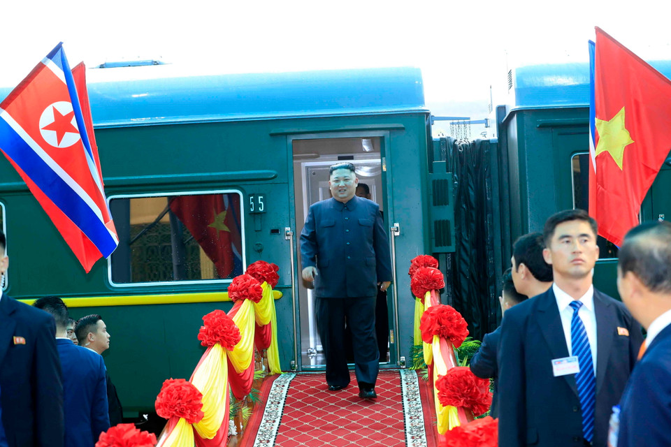 Chủ tịch Triều Tiên Kim Jong-un xuống tàu hỏa tại ga Đồng Đăng lúc 8 giờ 20 phút. (Ảnh: Nhan Sáng/TTXVN)
