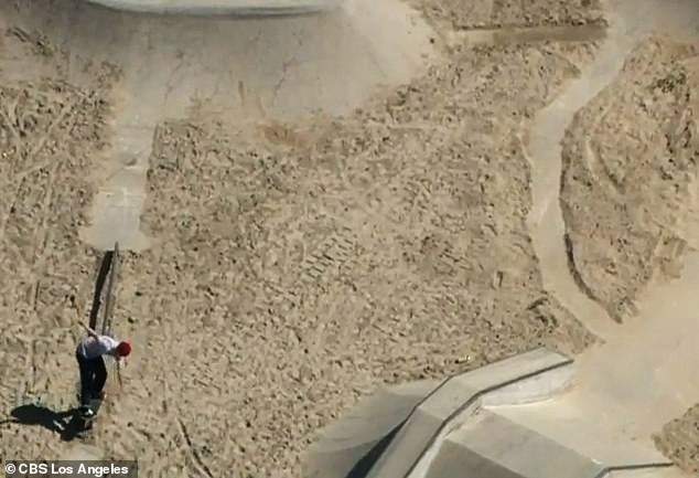 Tuy nhiên, nhiều người chơi vẫn tiếp tục mở đường trượt trên sân cát. (Nguồn: DailyMail)