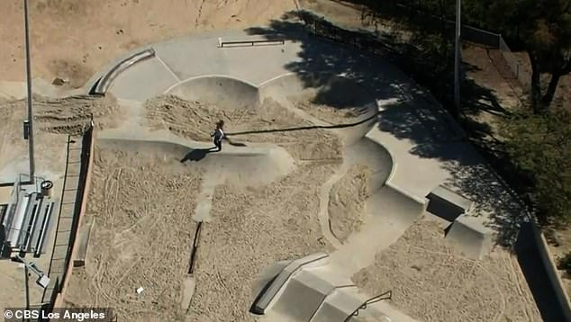 Hành động quyết liệt của chính quyền đã khiến cho nhiều người chơi bị sốc khi tới sân ngay sau khi bị đổ cát. (Nguồn: DailyMail)