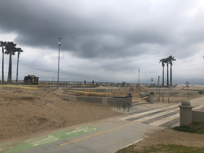 Một sân trượt cát khác tại California là Venice Beach Skate Park cũng bị bao phủ trong cát. (Nguồn: Patch)