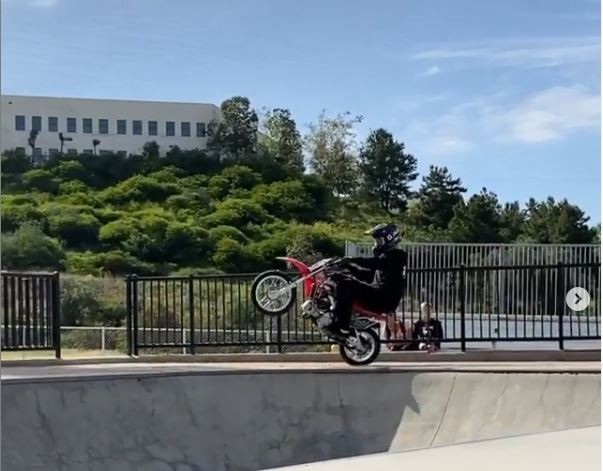 Đi môtô địa hình trên thành sân trượt ván Clemente vốn đang phủ đầy cát. (Nguồn: ocregister.com)