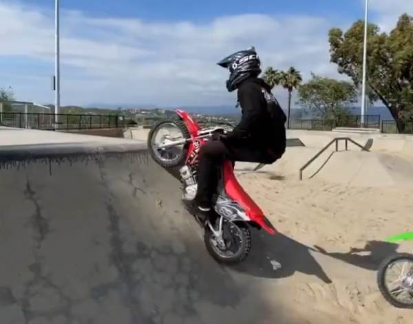 Một số người thì biến sân trượt ván thành đường đua xe địa hình. (Nguồn: hideoutnow.com)