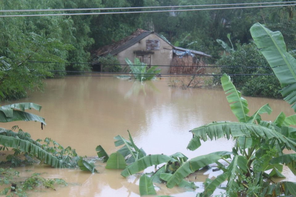 Nhiều hộ dân xã Hương Đô, huyện Hương Khê, Hà Tĩnh bị ngập chìm trong nước lũ. (Ảnh: Phan Quân/TTXVN)