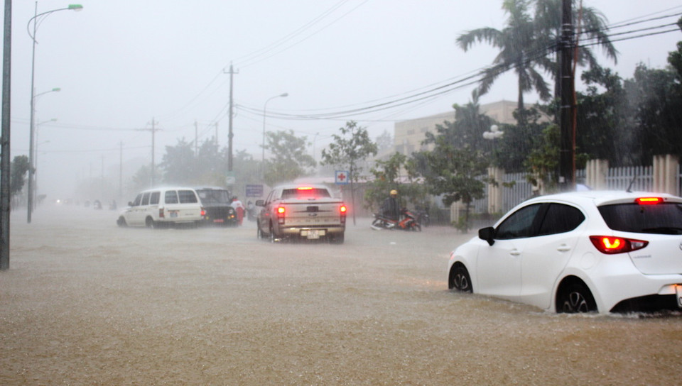 Nhiều tuyến phố trên địa bàn thành phố Đồng Hới ngập sâu trong nước. (Ảnh: Võ Dung/TTXVN)
