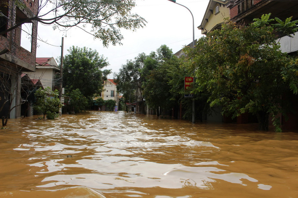 Nhiều nhà dân tại thị trấn Kiến Giang, huyện Lệ Thủy, Quảng Bình ngập gần hết tầng 1. (Ảnh: Võ Dung/TTXVN)