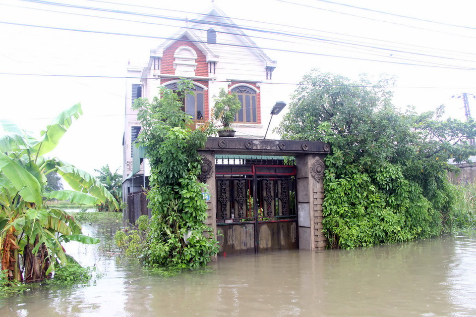 Ảnh (chụp lúc 9 giờ 30 ngày 15/10): Nhiều tuyến đường và nhà dân tại khối 9, phường Quán Bàu, thành phố Vinh ngập sâu trong biển nước. (Ảnh: Bích Huệ/TTXVN)