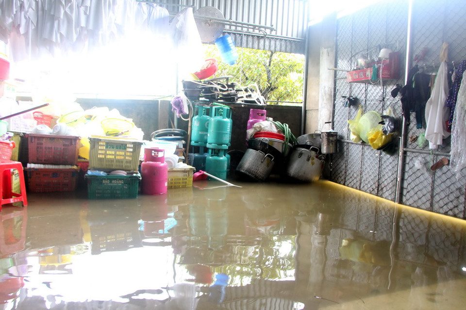 Ảnh (chụp lúc 9 giờ 30 ngày 15/10): Nhiều tuyến đường và nhà dân tại khối 9, phường Quán Bàu, thành phố Vinh ngập sâu trong biển nước. (Ảnh: Bích Huệ/TTXVN)