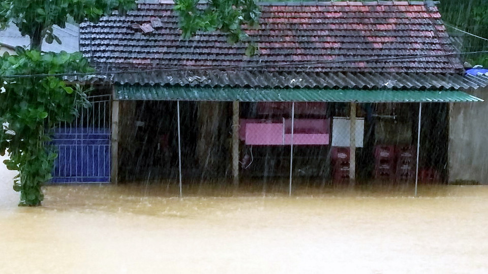 Nhiều hộ dân xã Hương Đô, huyện Hương Khê, Hà Tĩnh bị ngập chìm trong nước lũ. (Ảnh: Phan Quân/TTXVN)