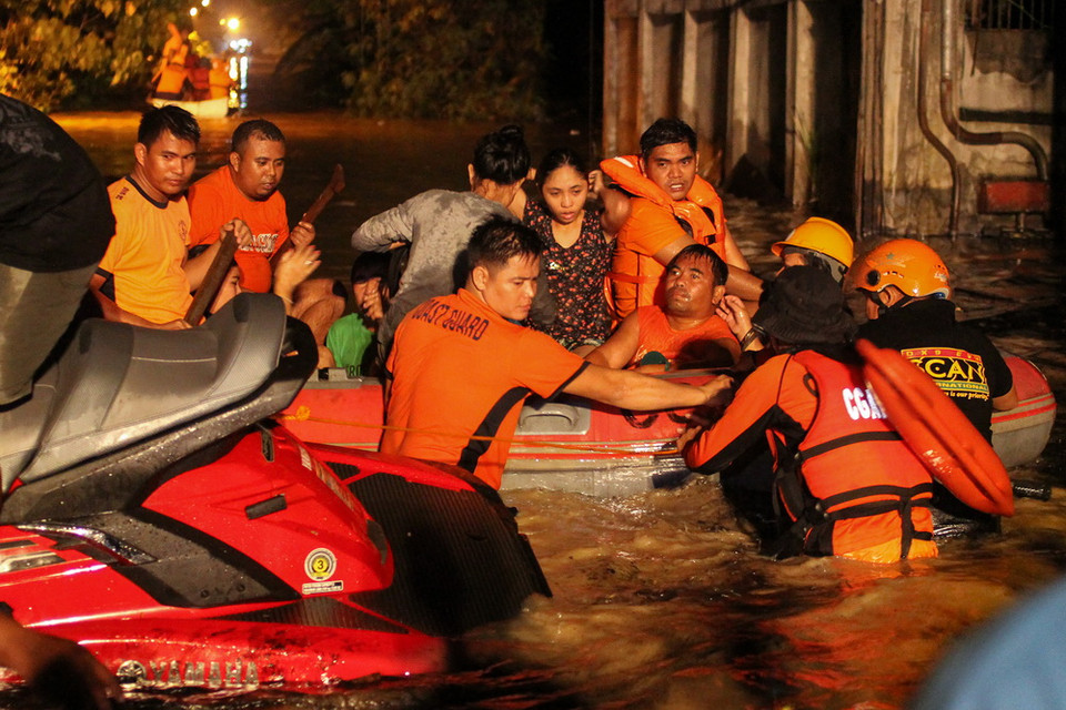 Sơ tán người dân khỏi các khu vực ngập lụt sau khi bão Tembin quét qua Mindanao ngày 23/12. (Nguồn: THX/TTXVN)