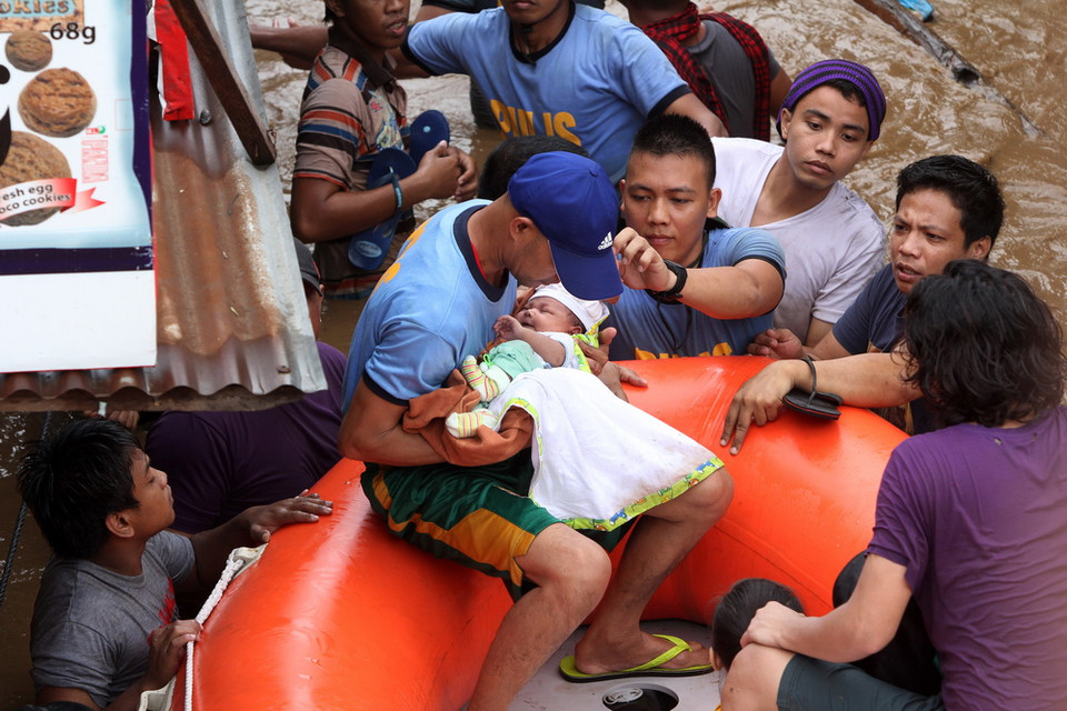 Sơ tán người dân sau khi bão Tembin gây mưa lớn và ngập lụt tại Cagayan, Philippines, ngày 22/12. (Nguồn: THX/TTXVN)