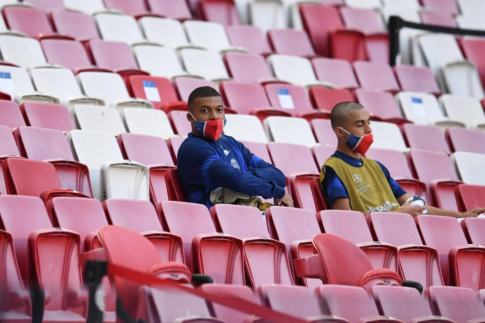 Kylian Mbappe đã bình phục chấn thương nhưng huấn luyện viên Thomas Tuchel vẫn quyết định để anh trên băng ghế dự bị. (Nguồn: Reuters)