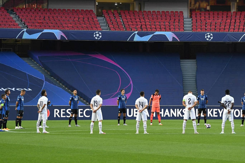 Trận tứ kết giữa PSG và Atalanta bắt đầu bằng 1 phút mặc niệm cho các nạn nhân COVID-19 ở châu Âu. Sân Estadio da Luz vẫn chưa được đón khán giả vào sân. (Nguồn: Reuters)
