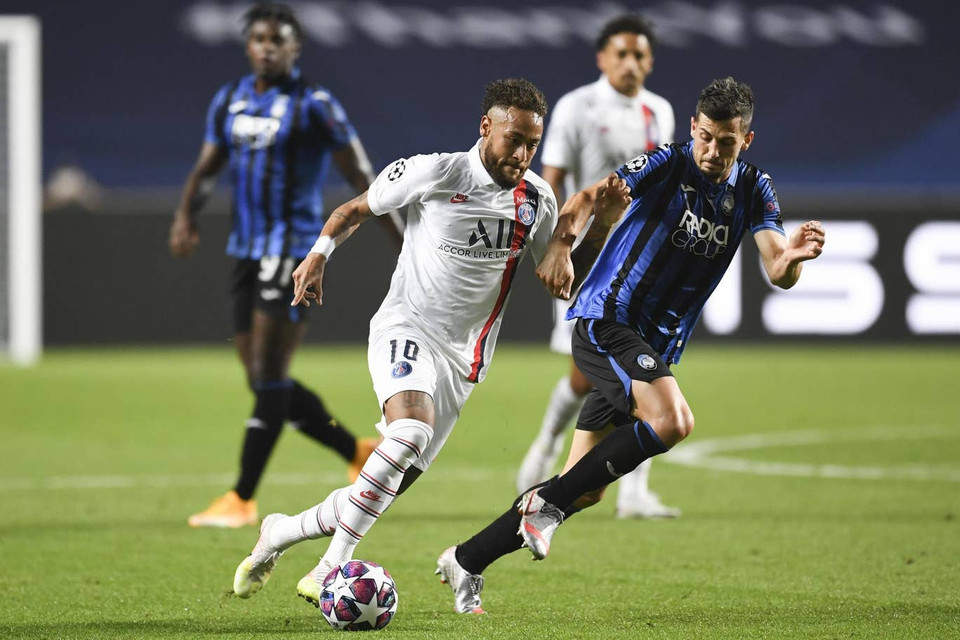 Bị dẫn trước, Neymar và đồng đội vùng lên mạnh mẽ với hy vọng có bàn gỡ. (Nguồn: AP)