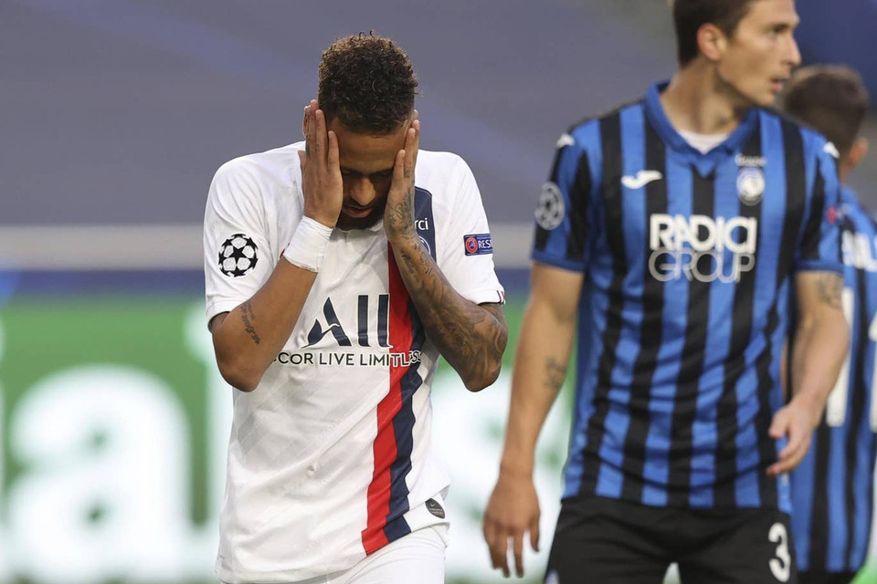 ...nhưng chân sút người Brazil lại đá ra ngoài trong tình huống đối mặt với thủ thành Marco Sportiello. (Nguồn: Reuters)