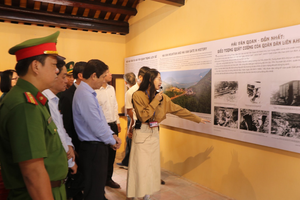 Tham quan, tìm hiểu di tích Hải Vân Quan. (Ảnh: Mai Trang/TTXVN)