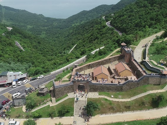 Hải Vân Quan nhìn từ trên cao. (Ảnh: Mai Trang/TTXVN)