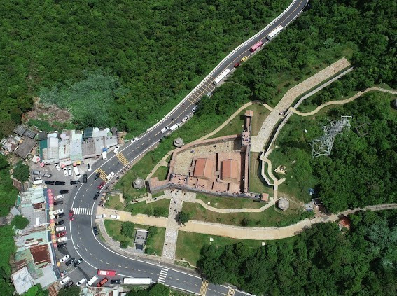 Lượng lớn phương tiện di chuyển qua Hải Vân Quan mỗi ngày. (Ảnh: Mai Trang/TTXVN)