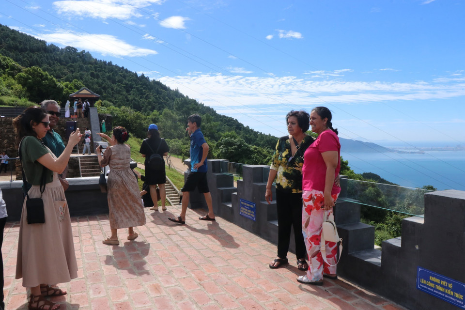 Hải Vân Quan đón nhiều du khách nước ngoài đến tham quan trong ngày đầu mở cửa. (Ảnh: Mai Trang/TTXVN)