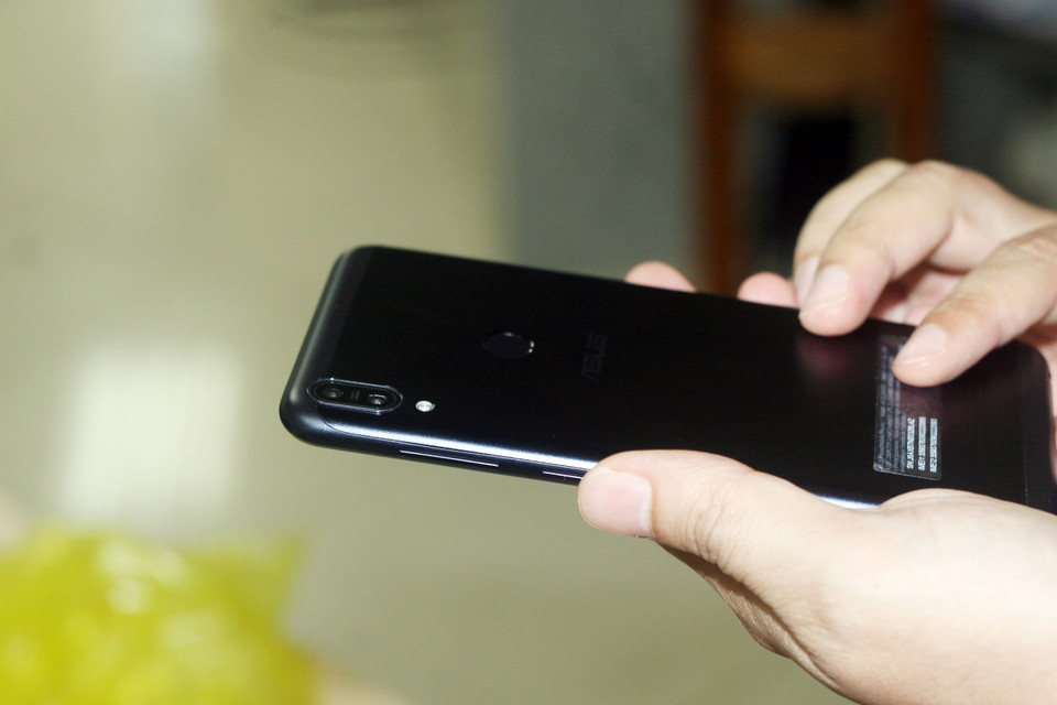 Sản phẩm được thiết kế khá đẹp, mỏng, gọn và dễ cầm nắm.