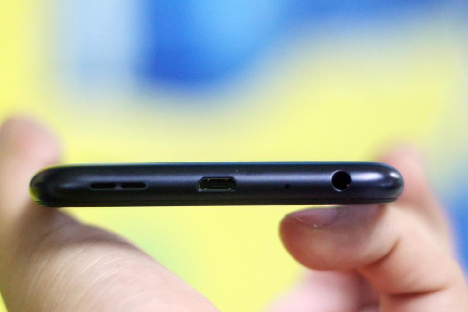 Chân sạc và khe cắm tai nghe ở phía dưới của thân máy.