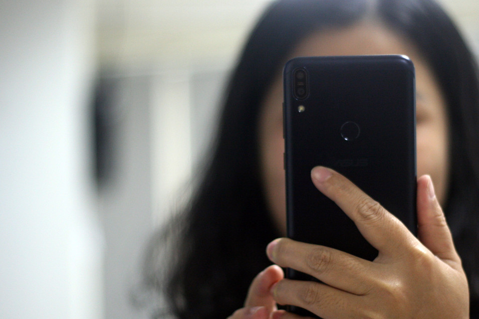 Chụp ảnh selfie cùng ZenFone Max Pro.