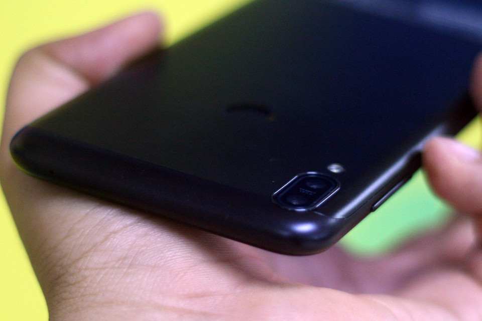 Hệ thống camera kép xóa phông tạo nên hiệu ứng độ sâu của ảnh, làm nổi bật chủ thể và mờ hậu cảnh. ZenFone Max Pro quay video ở độ phân giải 4K UHD.