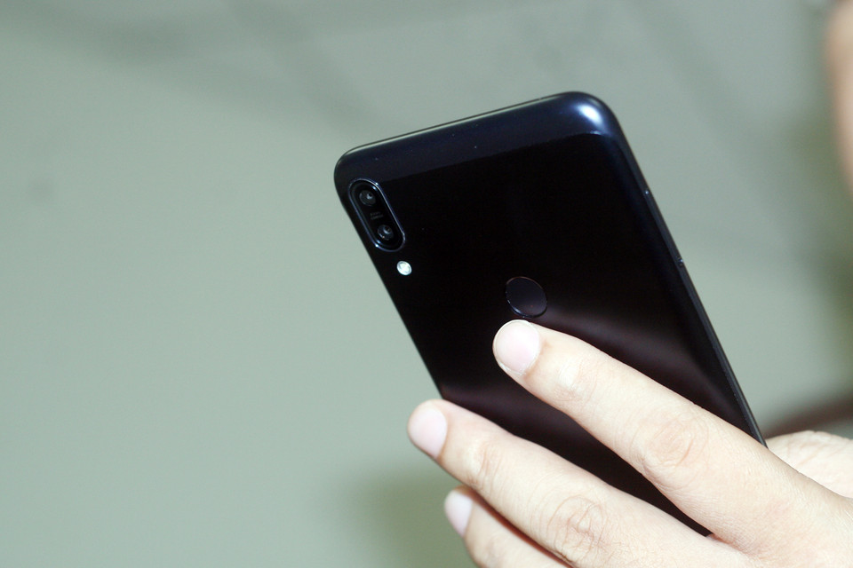 Dù được trang bị mở khóa nhận diện khuôn mặt, song smartphone này vẫn có cảm biến vân tay, giúp mở khóa trong vòng 0,3 giây.