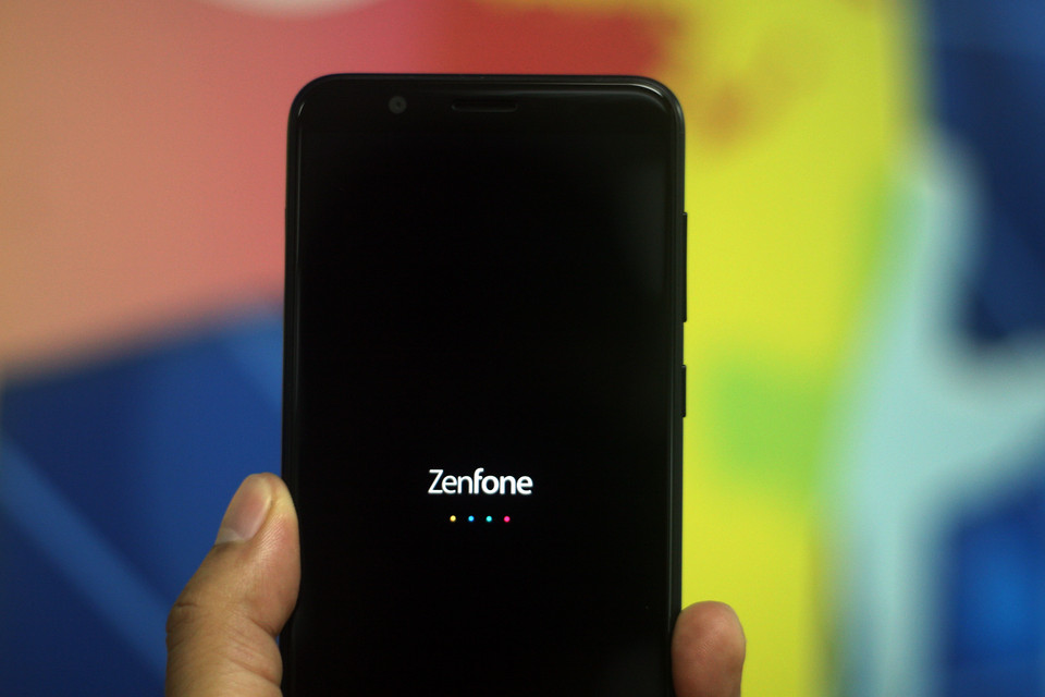 Máy bán ra thị trường Việt Nam với hai phiên bản với mức giá 4,29 triệu đồng (3GB/32GB ROM) và 5,29 triệu đồng (4GB Ram/64GB ROM).