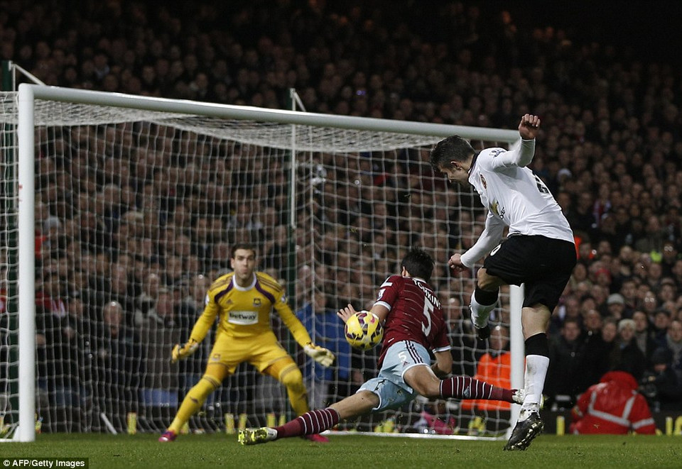 ... rồi đến Robin van Persie bắn phá khung thành của West Ham.