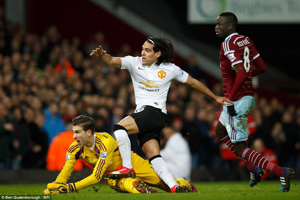 Sau khi nhận bàn thua, Manchester United tăng cường tấn công. Hết Falcao...