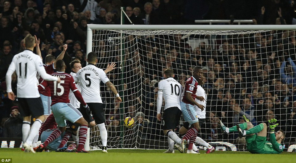 Sau pha làm bàn của Cheikhou Kouyate.