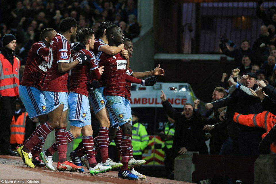 ... trong niềm vui mừng của cổ động viên nhà.