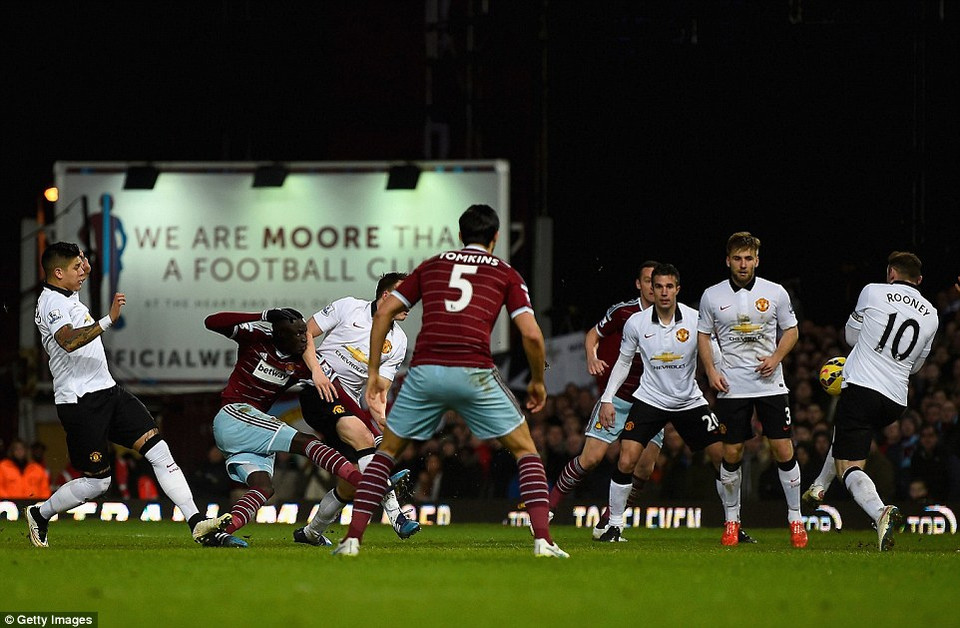 Thậm chí, đến phút 49m West Ham còn vươn lên dẫn trước 1-0.