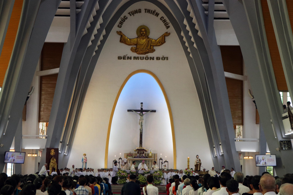 Tổng Giám mục Paul Richard Gallagher, Bộ trưởng Ngoại giao Tòa thánh Vatican, chủ sự thánh lễ tại Nhà thờ Chính tòa Phủ Cam. (Ảnh: Đỗ Trưởng/TTXVN)