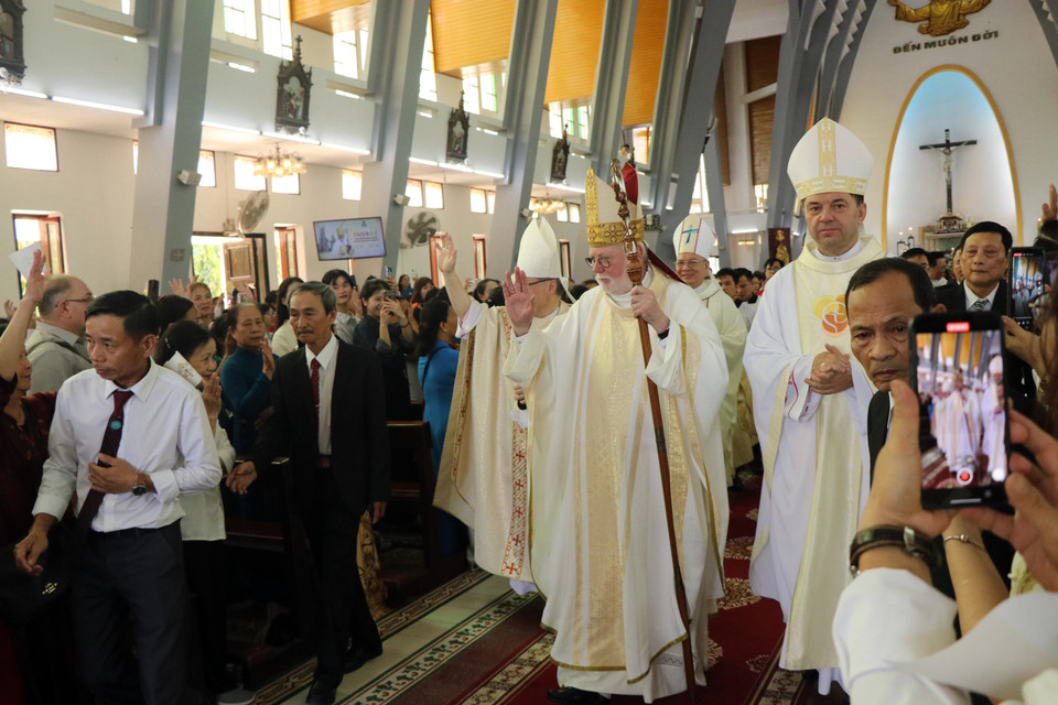 Tổng Giám mục Paul Richard Gallagher, Bộ trưởng Ngoại giao Tòa thánh Vatican tại Nhà thờ Chính tòa Phủ Cam.(Ảnh: Đỗ Trưởng/TTXVN)