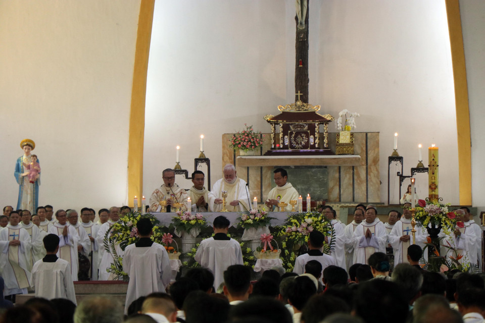 Tổng Giám mục Paul Richard Gallagher, Bộ trưởng Ngoại giao Tòa thánh Vatican chủ sự thánh lễ tại Nhà thờ Chính tòa Phủ Cam. (Ảnh: Đỗ Trưởng/TTXVN)