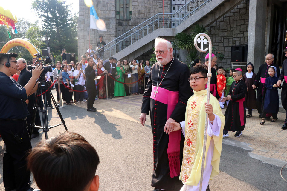 Tổng Giám mục Paul Richard Gallagher, Bộ trưởng Ngoại giao Tòa thánh Vatican tại Nhà thờ Chính toà Phủ Cam, thành phố Huế. (Ảnh: Đỗ Trưởng/TTXVN)