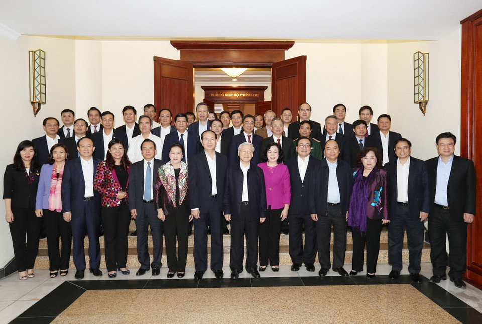 Các đồng chí Bộ Chính trị với các đại biểu Thành ủy Hà Nội. (Ảnh: Trí Dũng/TTXVN)