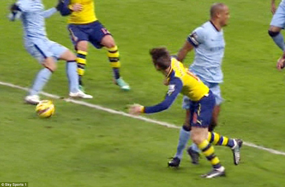 ...sau khi Kompany phạm lỗi với Monreal.