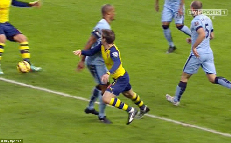 Đến phút 22, Man City còn phải chịu phạt đền...