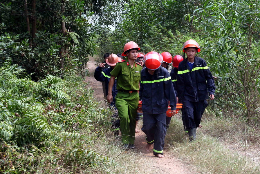 Lực lượng cứu hộ làm nhiệm vụ tại hiện trường. (Ảnh: Mạnh Linh/TTXVN)