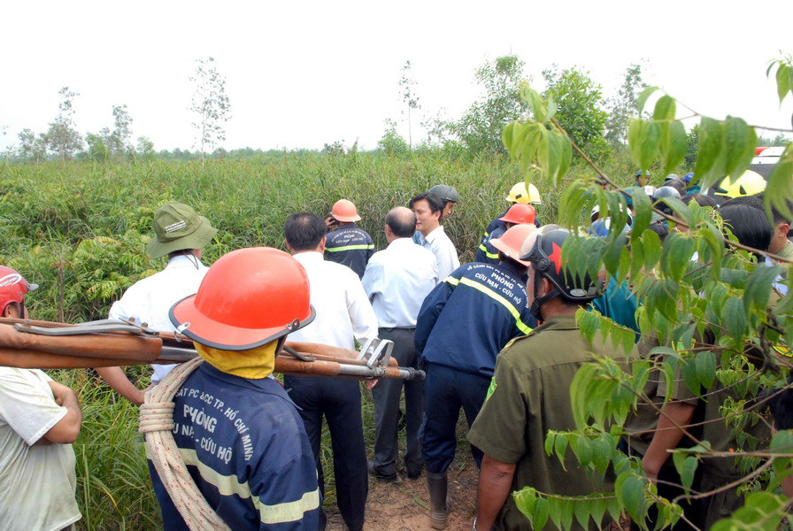 Lực lượng cứu hộ làm nhiệm vụ tại hiện trường. (Ảnh: Mạnh Linh/TTXVN)
