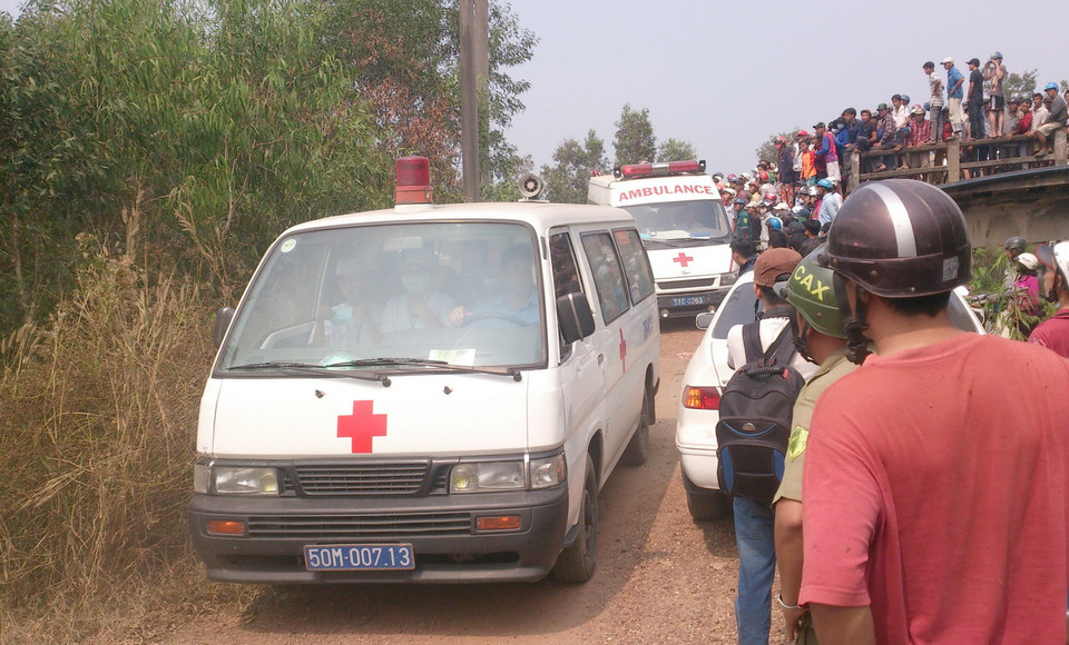 Xe cứu thương đến hiện trường vụ tai nạn. (Ảnh: Mạnh Linh/TTXVN)