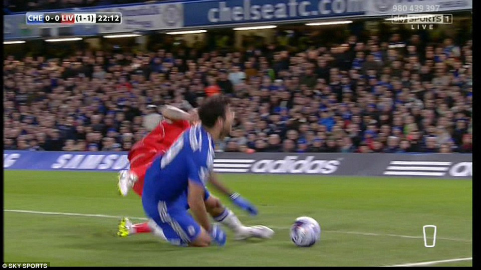 Chelsea đáng lẽ đã sớm được hưởng penalty nhưng bị từ chối.