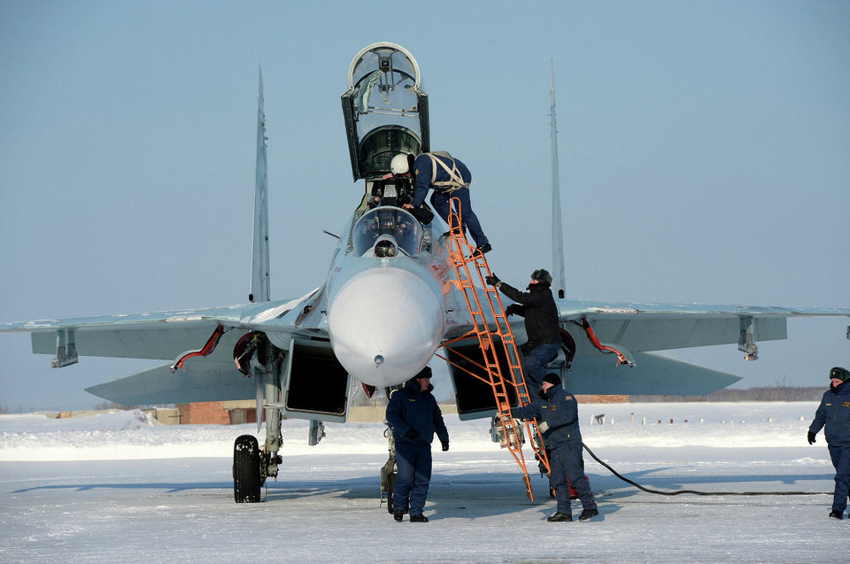 Kiểm tra chiến đấu cơ trước khi tiến hành bay. (Nguồn: sputniknews)