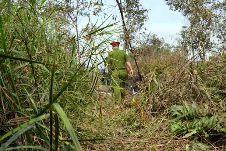 Lực lượng công an làm nhiệm vụ tại hiện trường vụ rơi máy bay. (Ảnh: CTV/Vietnam+)