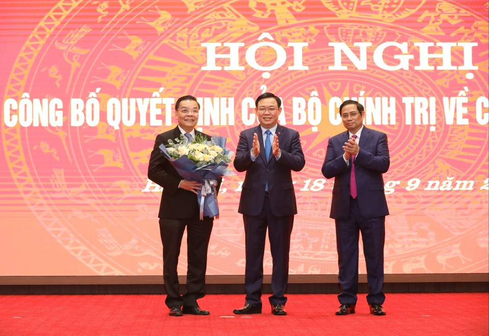 Trưởng ban Tổ chức Trung ương Phạm Minh Chính và Bí thư Thành ủy Hà Nội Vương Đình Huệ chúc mừng đồng chí Chu Ngọc Anh. (Ảnh: Văn Điệp/TTXVN)