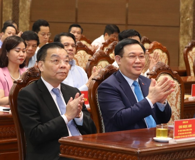 Đồng chí Vương Đình Huệ, Ủy viên Bộ Chính trị, Bí thư Thành ủy Hà Nội và đồng chí Chu Ngọc Anh dự Hội nghị. (Ảnh: Văn Điệp/TTXVN)